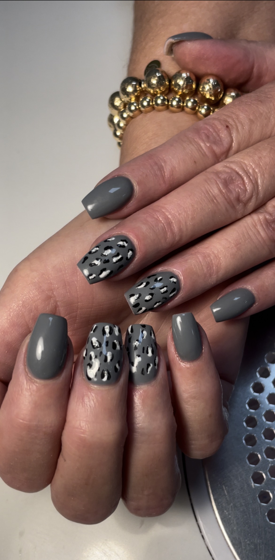 Grijze nagels met zwart en wit luipaardprint