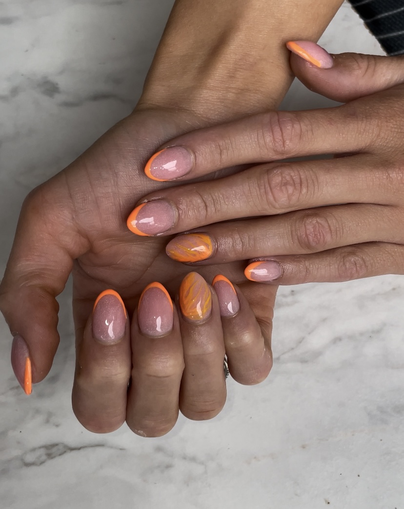 Oranje french met een gemarmerde accentnagel