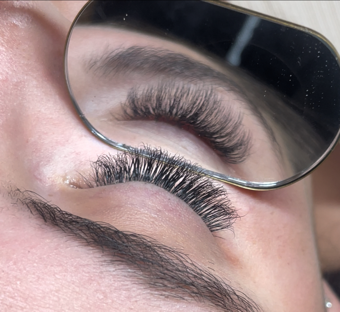Wimperextensions van dichtbij, met het spiegeltje in beeld