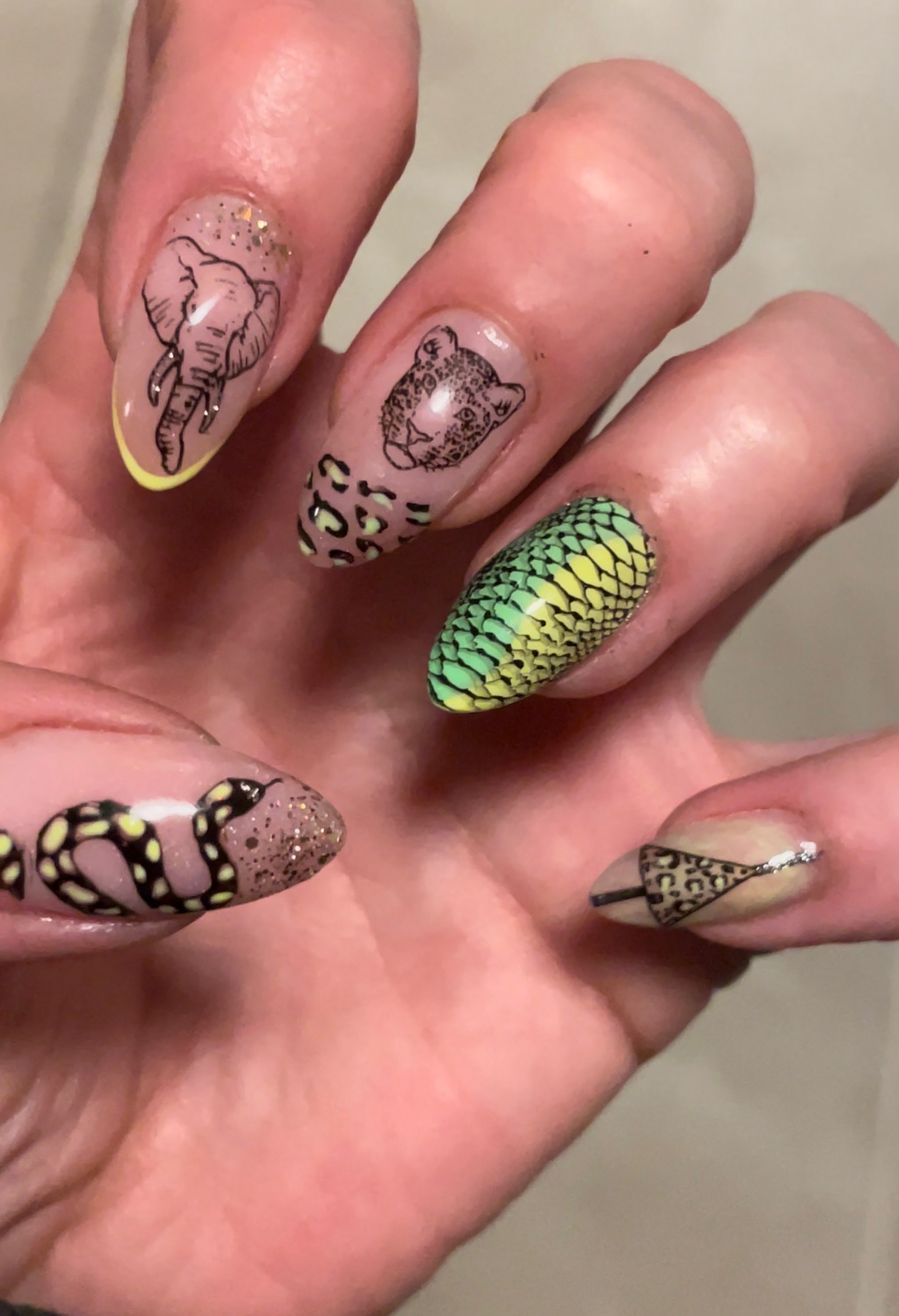 Handgeschilderde nail art met olifant, luipaard en slangenprint