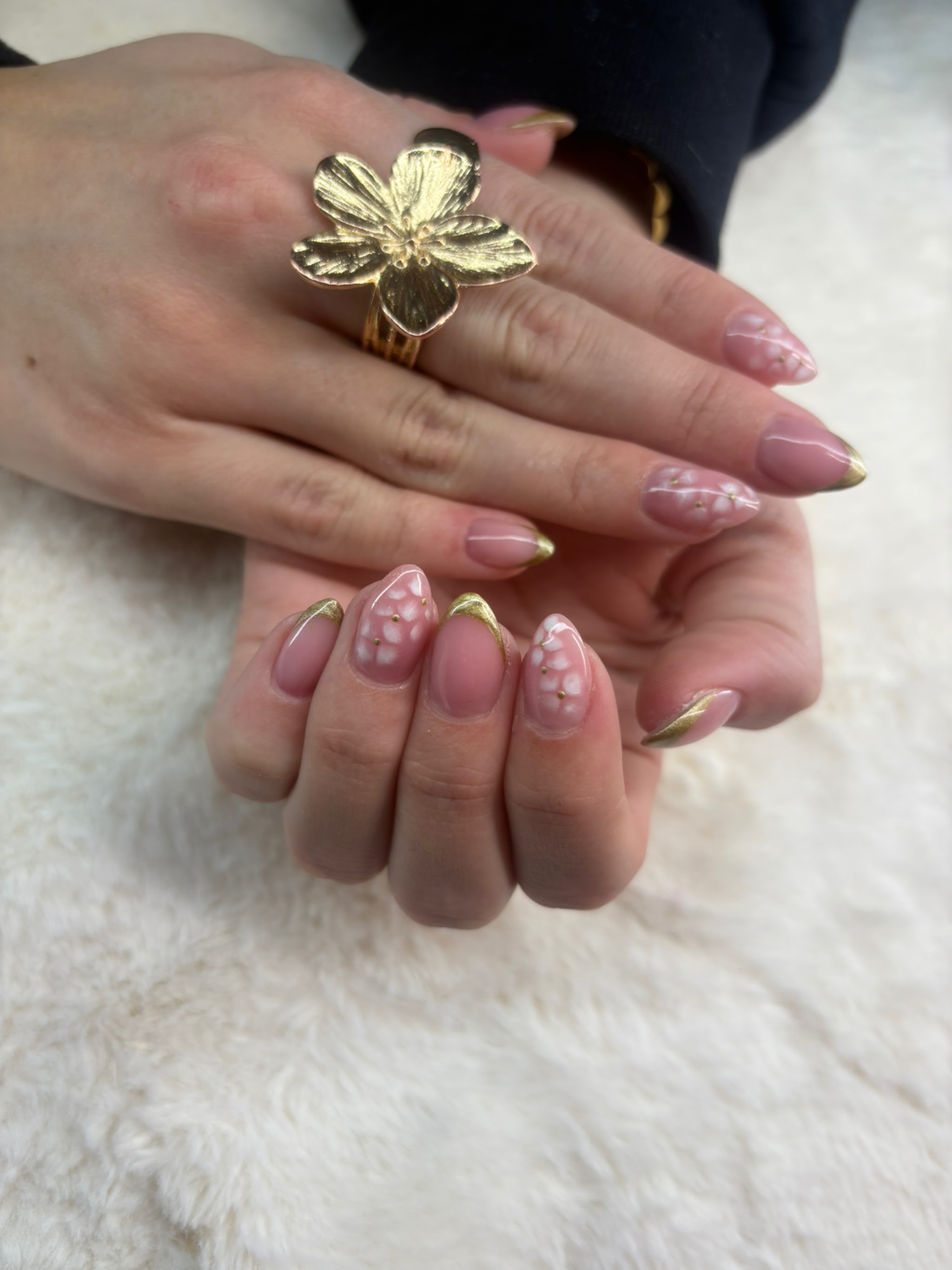 Roze french met gouden tips en wit bloemdetail